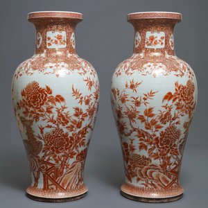 Une paire de grands vases en porcelaine de Chine à décor de phénix en rouge de fer et doré, Qianlong — photo 4