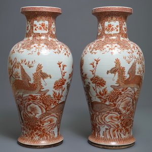 Une paire de grands vases en porcelaine de Chine à décor de phénix en rouge de fer et doré, Qianlong — photo 8