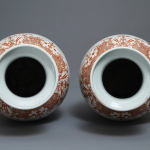 Une paire de grands vases en porcelaine de Chine à décor de phénix en rouge de fer et doré, Qianlong — photo 9
