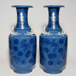 Une paire de grands vases en porcelaine de Chine au fond bleu lavande, 19ème — photo 2