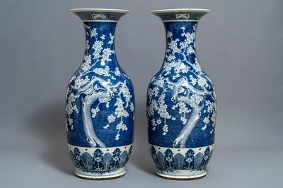 Une paire de grands vases en porcelaine de Chine bleu et blanc à décor de prunus, 19ème