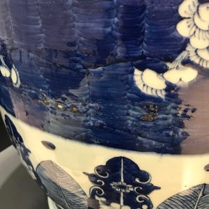 Une paire de grands vases en porcelaine de Chine bleu et blanc à décor de prunus, 19ème — photo 13