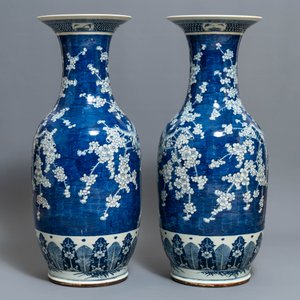 Une paire de grands vases en porcelaine de Chine bleu et blanc à décor de prunus, 19ème — photo 4