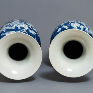 Une paire de grands vases en porcelaine de Chine bleu et blanc à décor de prunus, 19ème — photo 5