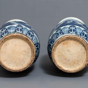 Une paire de grands vases en porcelaine de Chine bleu et blanc à décor de prunus, 19ème — photo 6