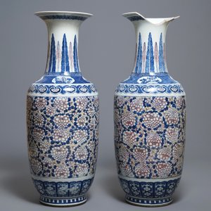 Une paire de grands vases en porcelaine de Chine en bleu, blanc et rouge de cuivre, 19ème — photo 3