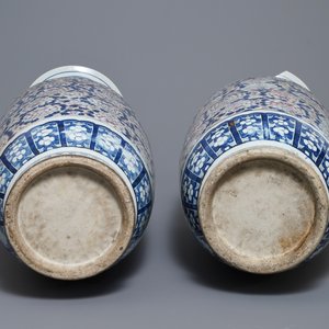 Une paire de grands vases en porcelaine de Chine en bleu, blanc et rouge de cuivre, 19ème — photo 6
