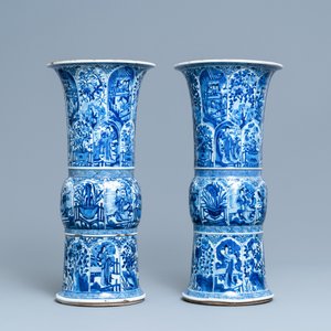 Une paire de grands vases en porcelaine de Chine en bleu et blanc à décor de longues dames, Kangxi — photo 2