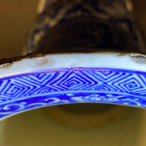 Une paire de grands vases en porcelaine de Chine en bleu et blanc à décor de longues dames, Kangxi — photo 31
