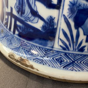 Une paire de grands vases en porcelaine de Chine en bleu et blanc à décor de longues dames, Kangxi — photo 40
