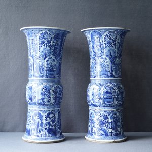 Une paire de grands vases en porcelaine de Chine en bleu et blanc à décor de longues dames, Kangxi — photo 7