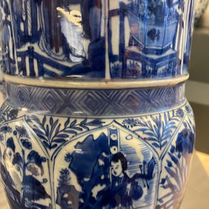 Une paire de grands vases en porcelaine de Chine en bleu et blanc à décor de longues dames, Kangxi — photo 14