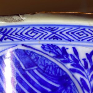 Une paire de grands vases en porcelaine de Chine en bleu et blanc à décor de longues dames, Kangxi — photo 27