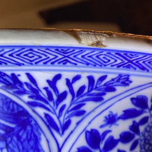Une paire de grands vases en porcelaine de Chine en bleu et blanc à décor de longues dames, Kangxi — photo 28
