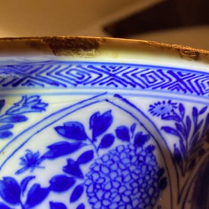 Une paire de grands vases en porcelaine de Chine en bleu et blanc à décor de longues dames, Kangxi — photo 29