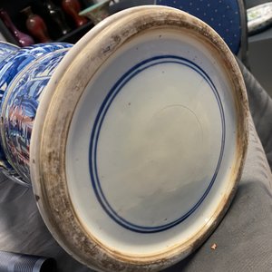 Une paire de grands vases en porcelaine de Chine en bleu et blanc à décor de longues dames, Kangxi — photo 34
