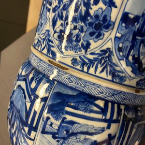 Une paire de grands vases en porcelaine de Chine en bleu et blanc à décor de longues dames, Kangxi — photo 35