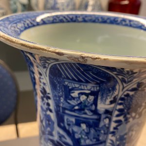Une paire de grands vases en porcelaine de Chine en bleu et blanc à décor de longues dames, Kangxi — photo 38