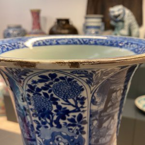 Une paire de grands vases en porcelaine de Chine en bleu et blanc à décor de longues dames, Kangxi — photo 39