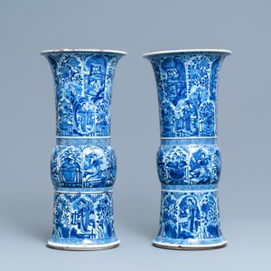 Une paire de grands vases en porcelaine de Chine en bleu et blanc à décor de longues dames, Kangxi — photo 4