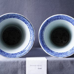 Une paire de grands vases en porcelaine de Chine en bleu et blanc à décor de longues dames, Kangxi — photo 9