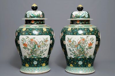 Une paire de grands vases en porcelaine de Chine famille noire, 19/20ème
