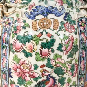 Une paire de grands vases en porcelaine de Chine famille rose, 19ème — photo 19