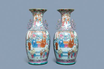 Une paire de grands vases en porcelaine de Chine famille rose, 19ème