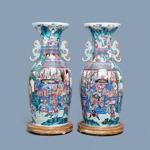 Une paire de grands vases en porcelaine de Chine famille rose à décor 'Wu Shuang Pu', 19ème — photo 1