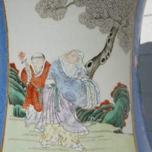 Une paire de grands vases en porcelaine de Chine famille rose à fond bleu, marque de Qianlong, 19ème — photo 12