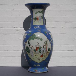 Une paire de grands vases en porcelaine de Chine famille rose à fond bleu, marque de Qianlong, 19ème — photo 18