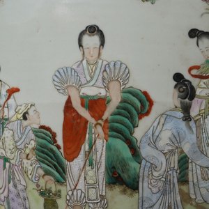 Une paire de grands vases en porcelaine de Chine famille rose à fond bleu, marque de Qianlong, 19ème — photo 25