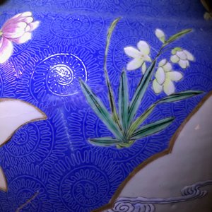 Une paire de grands vases en porcelaine de Chine famille rose à fond bleu, marque de Qianlong, 19ème — photo 29