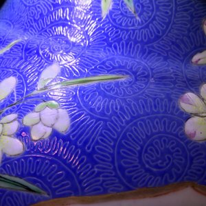 Une paire de grands vases en porcelaine de Chine famille rose à fond bleu, marque de Qianlong, 19ème — photo 31