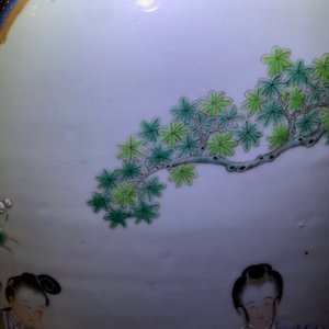 Une paire de grands vases en porcelaine de Chine famille rose à fond bleu, marque de Qianlong, 19ème — photo 35