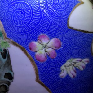 Une paire de grands vases en porcelaine de Chine famille rose à fond bleu, marque de Qianlong, 19ème — photo 38