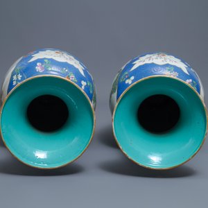 Une paire de grands vases en porcelaine de Chine famille rose à fond bleu, marque de Qianlong, 19ème — photo 5