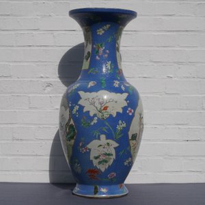 Une paire de grands vases en porcelaine de Chine famille rose à fond bleu, marque de Qianlong, 19ème — photo 8