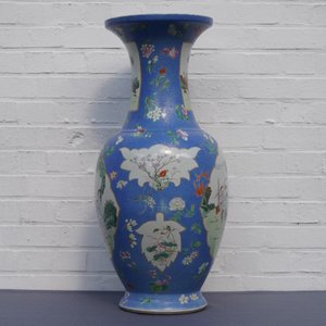 Une paire de grands vases en porcelaine de Chine famille rose à fond bleu, marque de Qianlong, 19ème — photo 10