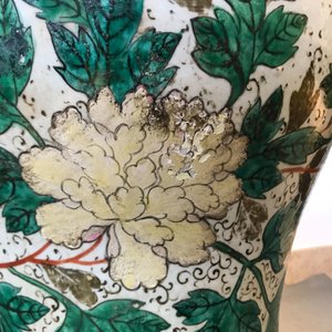 Une paire de grands vases en porcelaine de Chine famille rose aux montures en bronze doré, 19ème — photo 13