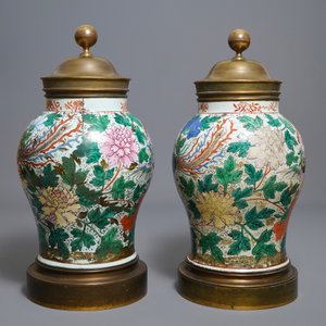 Une paire de grands vases en porcelaine de Chine famille rose aux montures en bronze doré, 19ème — photo 2