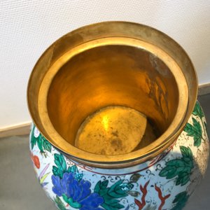 Une paire de grands vases en porcelaine de Chine famille rose aux montures en bronze doré, 19ème — photo 24