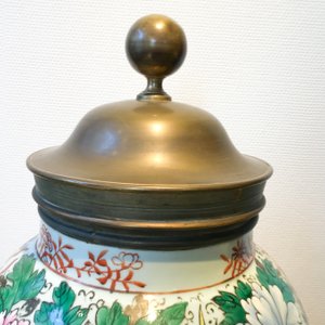Une paire de grands vases en porcelaine de Chine famille rose aux montures en bronze doré, 19ème — photo 30
