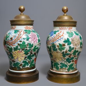 Une paire de grands vases en porcelaine de Chine famille rose aux montures en bronze doré, 19ème — photo 4