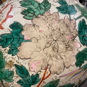 Une paire de grands vases en porcelaine de Chine famille rose aux montures en bronze doré, 19ème — photo 83