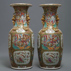 Une paire de grands vases en porcelaine de Chine famille rose de Canton, 19ème — photo 1