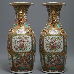 Une paire de grands vases en porcelaine de Chine famille rose de Canton, 19ème — photo 2