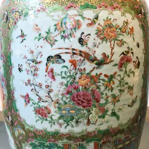 Une paire de grands vases en porcelaine de Chine famille rose de Canton, 19ème — photo 21
