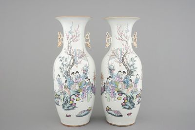 Une paire de grands vases en porcelaine de Chine famille rose décorés de femmes dans un jardin, 19ème