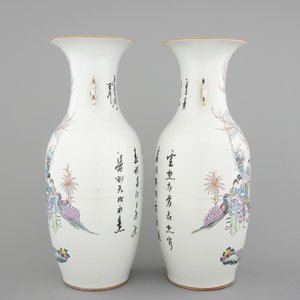 Une paire de grands vases en porcelaine de Chine famille rose décorés de femmes dans un jardin, 19ème — photo 2
